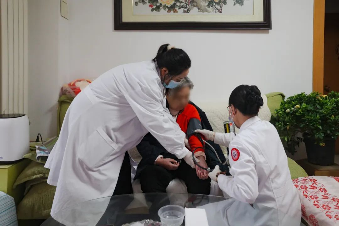 西安附医中医医院、医养结合养老中心受邀开展“入户送医”行动，为利君西社区特殊群体筑牢健康屏障