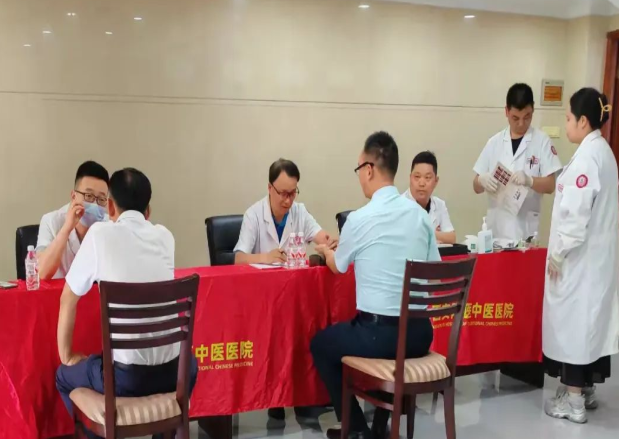 “情系子弟兵 健康送军营”——莲湖区退役军人事务局联合西安附医中医医院为驻区部队开展义诊活动