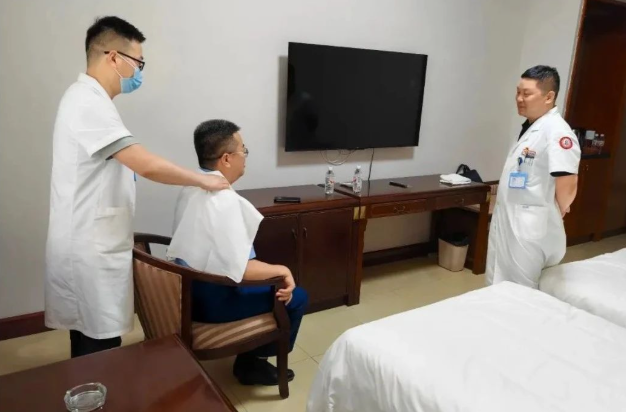 “情系子弟兵 健康送军营”——莲湖区退役军人事务局联合西安附医中医医院为驻区部队开展义诊活动